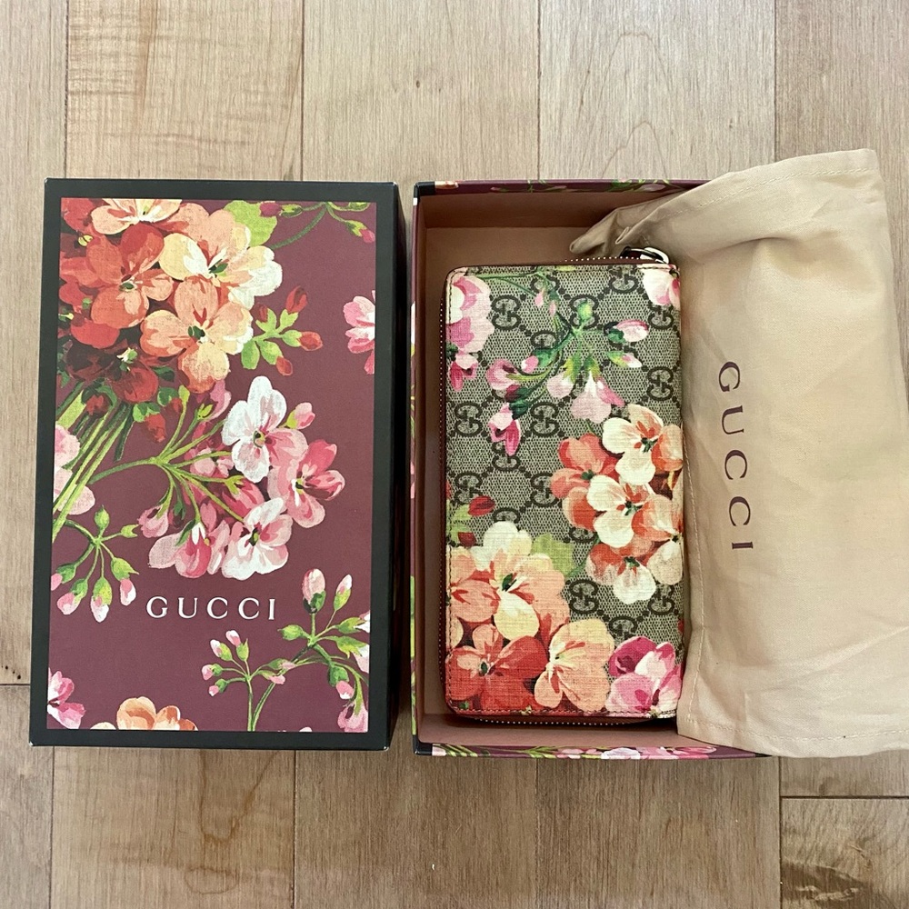 Authentic Gucci bloom floral long wallet card holder  bag with box and dust bag